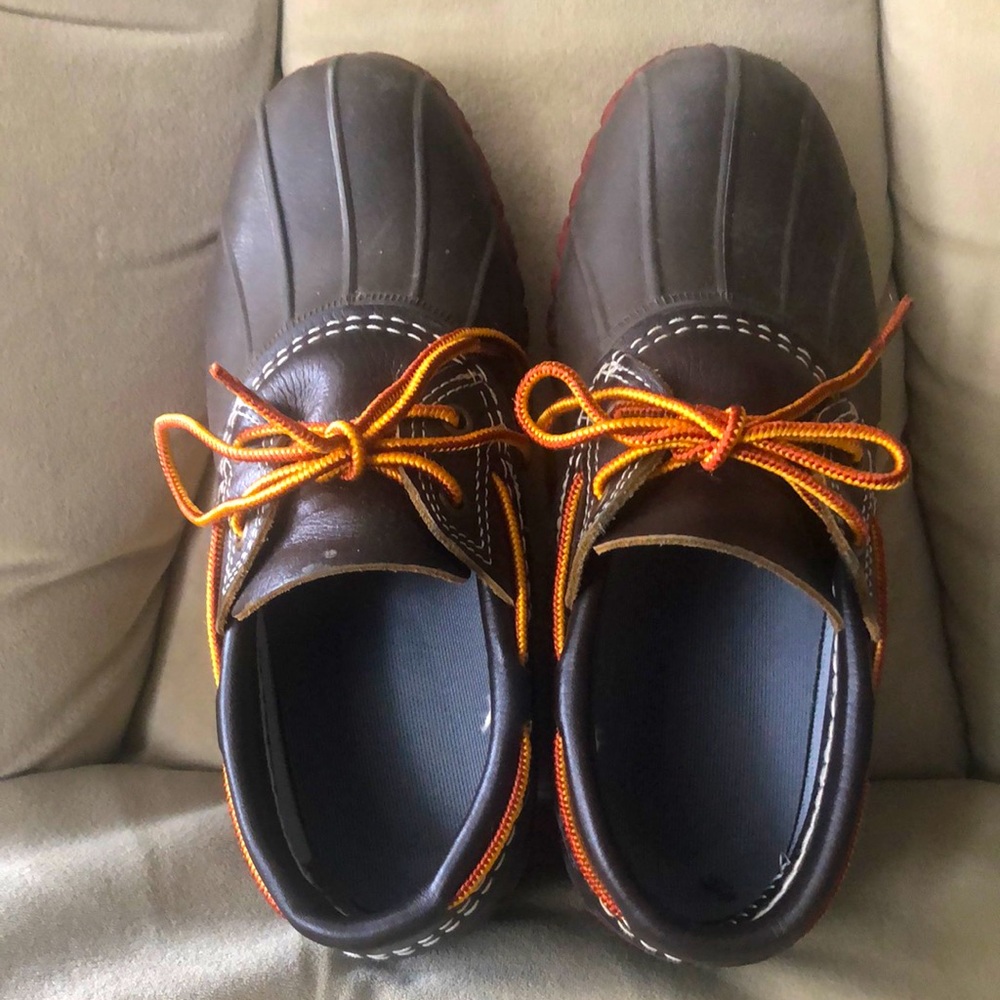 Iconic LL Bean low duck shoes. Size 6 with minimum wear. Original shoelaces.